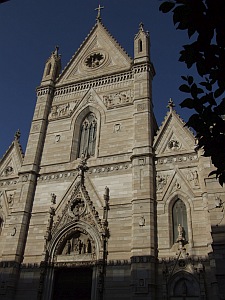Außenansicht der Kathedrale von Neapel