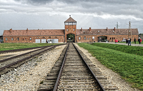 Auschwitz II: Das Haupttor mit der Eisenbahnrampe