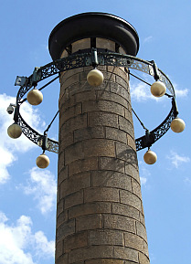 Die Hakenterrasse am Stettiner Hafen mit einer Lampe