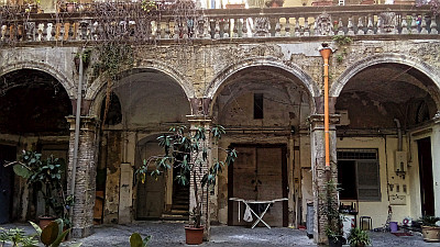 Hinterhof in der Altstadt von Neapel