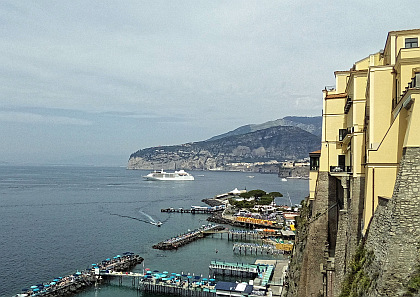 Sorrent: Blick auf den Hafen und auf den Golf von Neapel